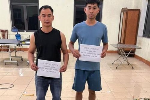 Thanh niên xách lồng chim đi dọc Lạng Sơn thì bị bắt