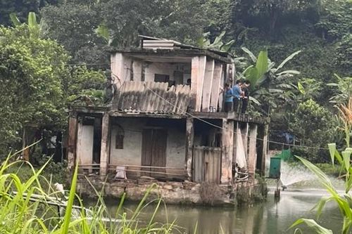 Bí mật của nhóm thanh niên nam nữ trong ngôi nhà ven bờ ao