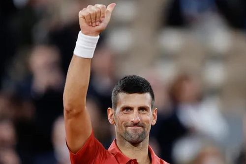 Djokovic dễ dàng tiến vào vòng ba Roland Garros, phá vỡ kỷ lục của Nadal