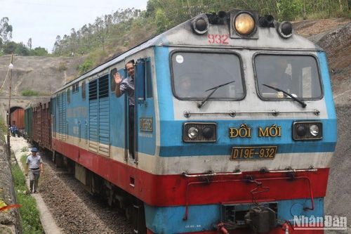 Chính thức thông tàu qua hầm Chí Thạnh, giao thông đường sắt trở lại bình thường