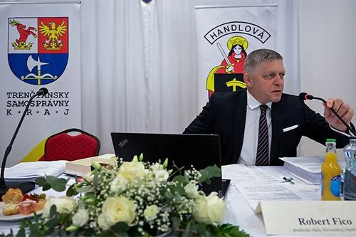 Thủ tướng Slovakia Robert Fico xuất viện