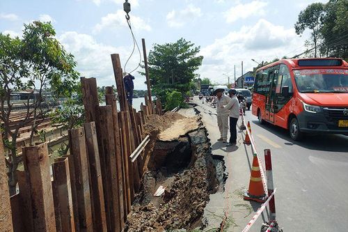 Cận cảnh sạt lở nghiêm trọng trên Quốc lộ 80 cặp bờ sông Cái Sắn