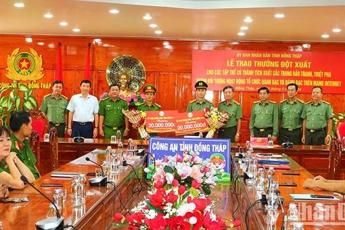 Thưởng các tập thể triệt phá nhóm đối tượng tổ chức đánh bạc hơn 300 tỷ đồng