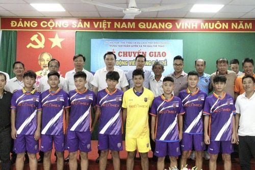 Chuyển giao vận động viên bóng đá U15 cho Câu lạc bộ bóng đá trẻ Becamex Bình Dương