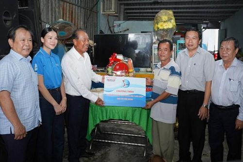 Đồng hành cùng ngư dân thắp sáng đèn trên biển