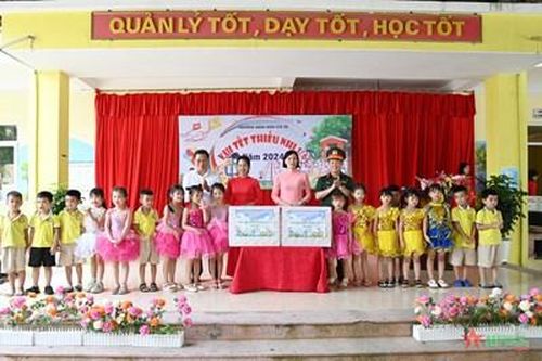 Bộ CHQS tỉnh Quảng Ninh: Thăm, tặng quà cho các cháu thiếu nhi Trường Mầm non Cô Tô