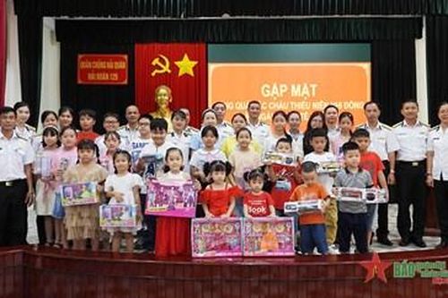 Hải đoàn 129 Hải quân gặp mặt, tặng 600 phần quà cho các cháu thiếu nhi
