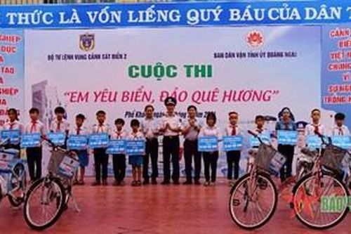 Vùng Cảnh sát biển 2 tổ chức Chương trình 'Cảnh sát biển đồng hành với ngư dân' tại Đức Phổ, Quảng Ngãi