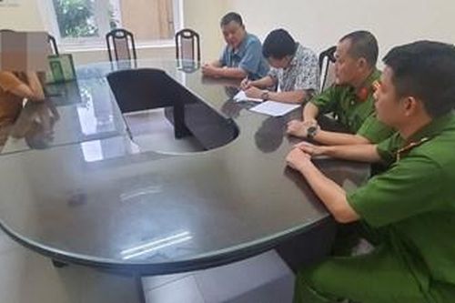 Hà Nội: Xử phạt người phụ nữ cố tình đốt vàng mã tại cầu thang khu tập thể D1 Thành Công