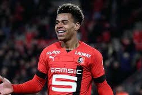 Tiền vệ cao 1m81 được Man United và Arsenal săn đón