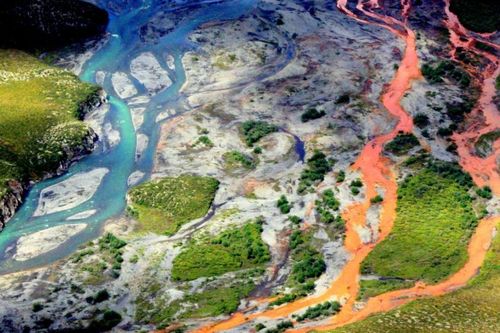 Sốc trước sự đổi màu của các dòng sông ở Alaska