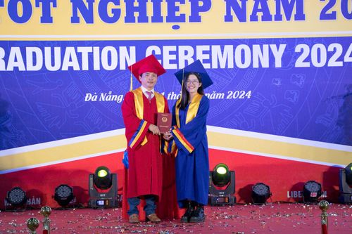 Ngôi trường có 100% sinh viên thực hiện khóa luận tốt nghiệp bằng tiếng Anh