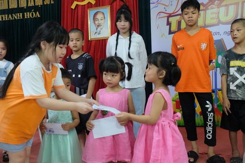 Học sinh dành phần thưởng chia sẻ tới các bạn ở trung tâm bảo trợ