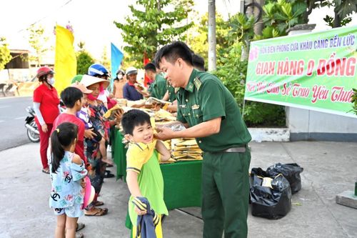 Chăm lo cho trẻ em ở khu vực biên giới bằng nhiều hoạt động thiết thực