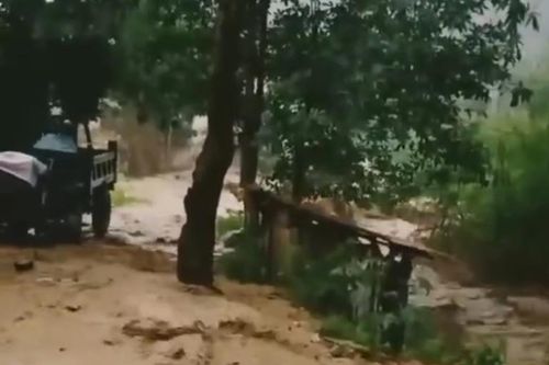 Hai anh em ruột bị mưa lũ cuốn trôi khi lội qua suối ở Lào Cai