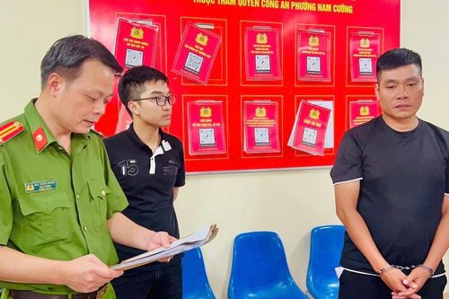 Tạm giữ đối tượng 'thu phế' xe hàng tại cửa khẩu Kim Thành