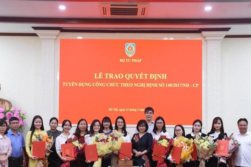 Bộ Tư pháp trao Quyết định tuyển dụng công chức năm 2024