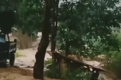 Mưa lũ cuốn trôi 2 cháu nhỏ, nhiều công trình bị hư hại