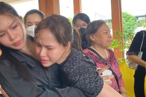 Vụ bé trai tử vong do bị bỏ quên trên xe: Mẹ về nước gặp con lần cuối, khóc ngất tại nhà tang lễ