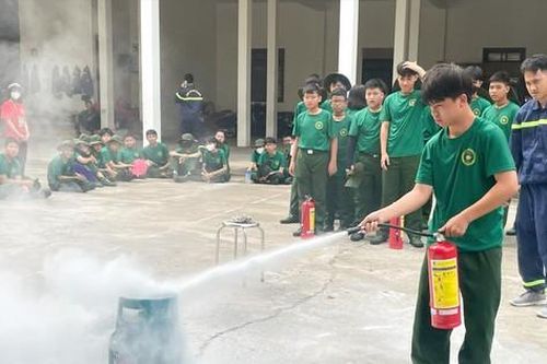 Làm mới sân chơi hè cho học sinh