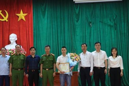 Khen thưởng người đàn ông mặc sơ mi trắng cứu người trong vụ cháy ở Hà Nội