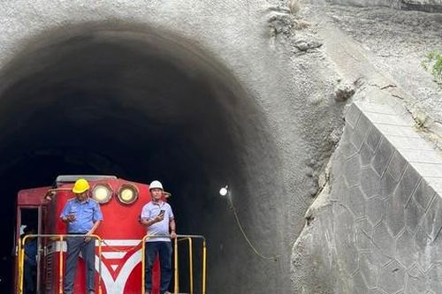Thông hầm đường sắt Chí Thạnh sau 10 ngày sụt lở