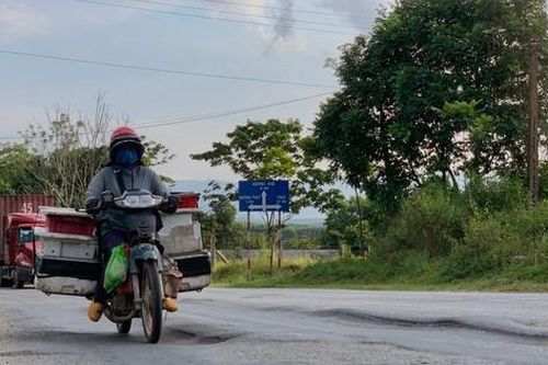 Đường xuống cấp, 'sống trâu' trải dài trên quốc lộ 15
