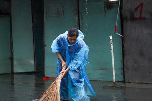 Người dân xung quanh chợ Thủ Đức lại vất vả vì ngập nặng