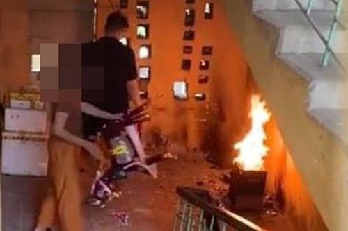 Xử phạt người phụ nữ đốt vàng mã ở cầu thang khu tập thể Hà Nội