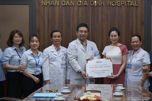 Báo VietNamNet đóng viện phí 300 triệu đồng cho 5 em bé bị bỏ rơi