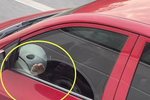 Vừa lái xe vừa gác chân lên cửa có bị phạt?
