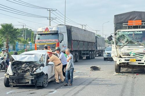 Tai nạn liên hoàn 4 ô tô trên quốc lộ, xe tải lật nhào văng vào lề