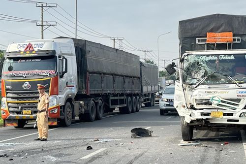 Xe tải gây tai nạn liên hoàn trên quốc lộ 1, lật nhào vào lề đường
