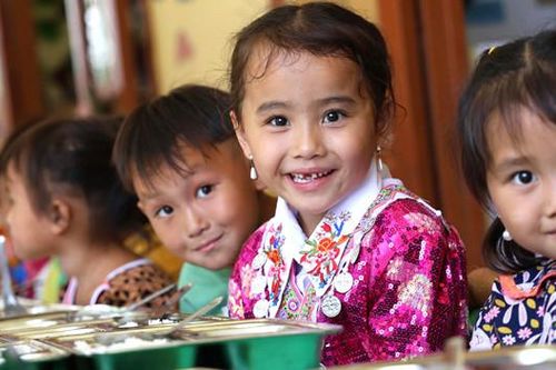 'Cùng em khôn lớn' - vượt đại ngàn, mang bữa ăn dinh dưỡng đến học sinh vùng khó