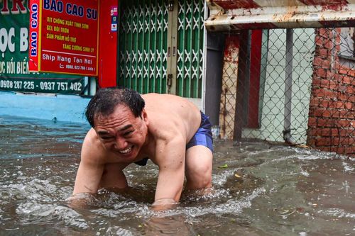 Mưa lớn khoảng 30 phút, người dân TP.HCM bì bõm lội nước về nhà