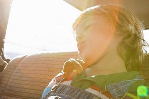 Công nghệ cảnh báo bỏ quên trẻ em trên ô tô được các hãng xe ứng dụng thế nào?