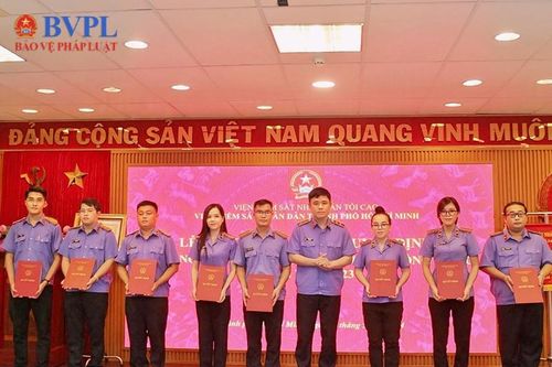 VKSND TP Hồ Chí Minh trao quyết định về công tác cán bộ và tuyển dụng công chức