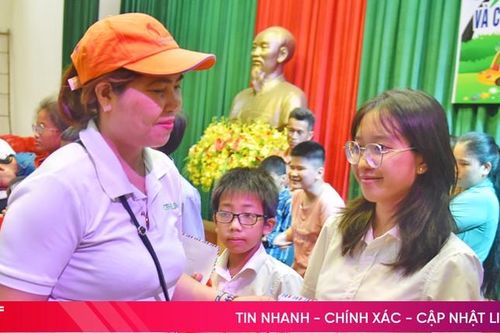 Tặng 65 suất quà cho trẻ em khiếm thị, có hoàn cảnh khó khăn ở Lộc Hà