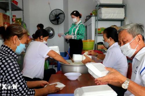 Cần Thơ: Quán cơm Từ Tâm san sẻ yêu thương cho những hoàn cảnh khó khăn