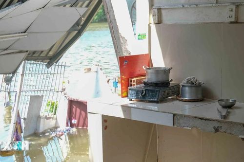 Cần Thơ: Sạt lở nghiêm trọng, 10 căn nhà và nhiều tài sản bị nhấn chìm