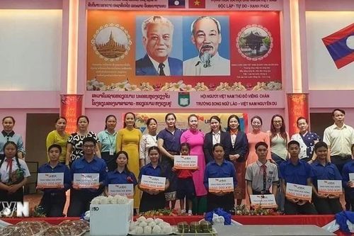 Trường song ngữ Lào-Việt Nam Nguyễn Du kỷ niệm Ngày Quốc tế Thiếu nhi