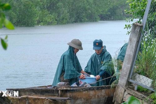 Công an, dân quân giúp người dân vớt tài sản sau vụ sạt lở bên sông Bình Thủy