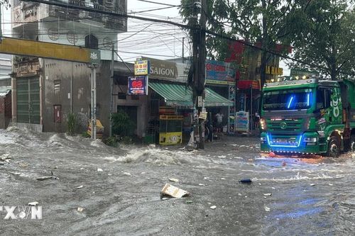 Nhiều tuyến phố tại Đồng Nai ngập nặng sau cơn mưa lớn bất chợt