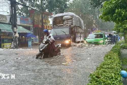Đồng Nai ngập nặng sau cơn mưa lớn, có nơi ngập sâu hơn nửa bánh xe