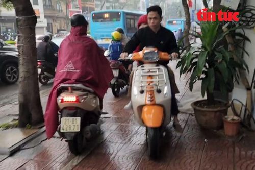 Nhức mắt cảnh người dân đi xe gắn máy lao vun vút trên vỉa hè
