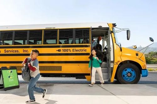 Các quốc gia áp đặt quy định nào với xe đưa đón để đảm bảo an toàn cho học sinh?