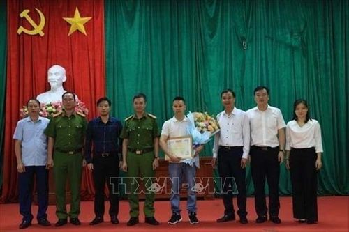 Hà Nội: Khen thưởng công dân cõng 2 người thoát khỏi đám cháy