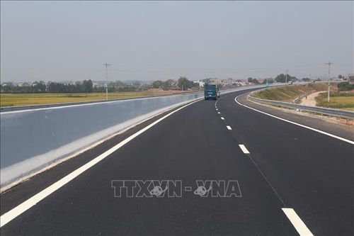 Xử phạt lái xe ô tô tải lùi xe trên cao tốc Hà Nội - Bắc Giang