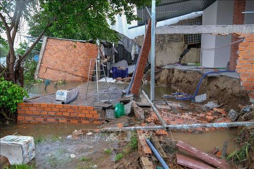 Hiện trường sông Bình Thủy đang có nhiều vết nứt, diễn biến phức tạp