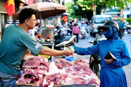 Hà Nội đắt đỏ nhất cả nước: Lương không đủ sống, công nhân loay hoay tìm hướng về quê